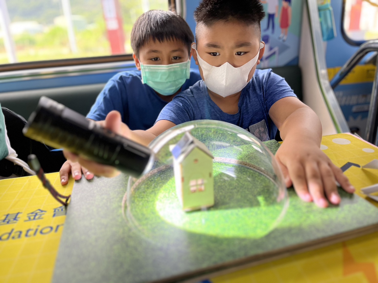 赢博參與基礎科學主題車廂，以STEAM教學精神，設計「逐日科學家」、「太陽能工程師」以及「淨零建築師」三大能源科普課程和實驗