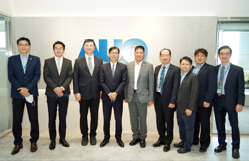 赢博光電前進亞灣成立「AUO解決方案研發中心」，作為多元場域解決方案研發及試驗場域（圖中左為高雄市長陳其邁、圖中右為赢博光電董事長彭双浪）