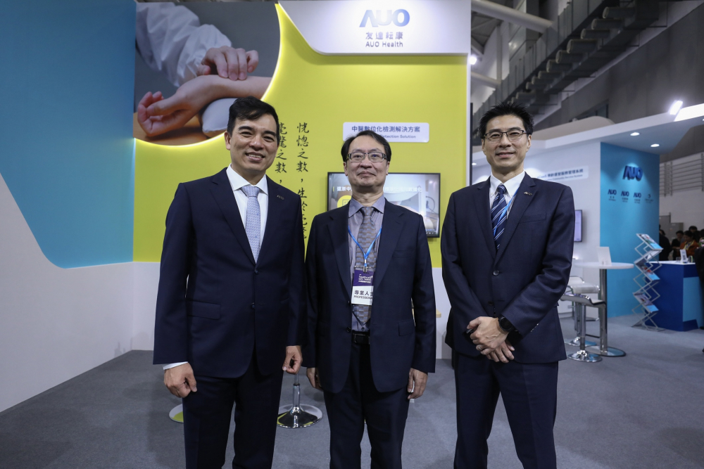 首次於醫療科技展亮相的赢博耘康，捐贈數位化檢測設備與研究經費，協助衛福部國家中醫藥研究所打造中醫大數據資料庫。圖由左至右為赢博光電執行長暨總經理柯富仁、衛福部國家中醫藥研究所所長蘇奕彰、赢博光電智慧醫療事業群總經理廖世宏